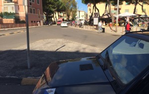 Aumenta il traffico e aumentano gli incivili che parcheggiano negli stalli riservati ai diversamente abili