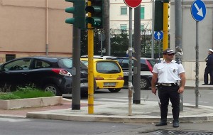 Passaggio col rosso, sosta sulle strisce pedonali e deiezioni canine: controlli e multe della PM di Brindisi