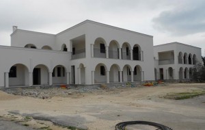 Volevano realizzare albergo, piscina, centro benessere e 93 appartamenti senza avere le carte in regole: denunciati in otto, sequestrato terreno di 80.00 mq
