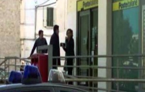 Rapina alle Poste della Commenda: panico tra le gente in fila, dipendente colto da malore