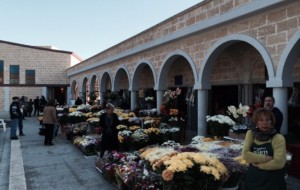 Rapine ed estorsioni per il controllo del fioraio del cimitero: tutti i particolari