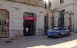 Rapina mattutina in pieno centro: preso di mira Alcott in Piazza Vittoria
