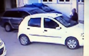 Rapiscono bambina lanciandola da un’altezza di 5 metri e poi fuggono in Germania (IL VIDEO)