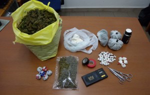 Lancia droga dalla finestra ma non si accorge che di sotto ci sono due carabinieri