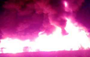 Incendio distrugge fabbrica di ombrelloni