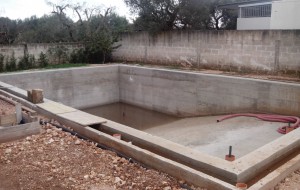 Costruiva una piscina abusiva accanto all’officina: denunciato carrozziere