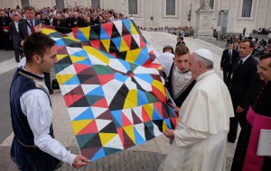 Gli sbandieratori di Carovigno incontrano Papa Francesco
