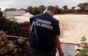 Discarica con scarti animali e edili in zona sottoposta a vincolo paesaggistico: interviene il NOE di Lecce