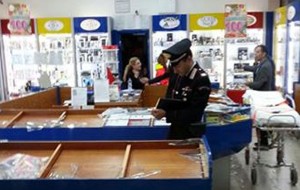 Rapina con kalashnikov a Le Colonne: malore per una commessa