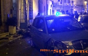 Auto contro ristorante ad Oria