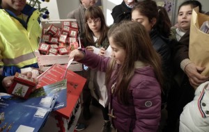 Gli scolari della Giovanni XXIII spediscono le lettere a Babbo Natale dalle Poste di Mesagne