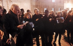 Je Suis Charlie: centinaia di persone al flash mob brindisino
