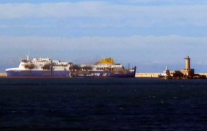 Il relitto del Norman Atlantic è entrato nel porto di Brindisi