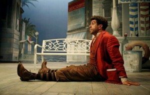 Servo per due: Pierfrancesco Favino al Verdi nei panni di un moderno Arlecchino