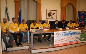 Gli “Amici della Conca” regalano ai parchi di Brindisi due altalene per disabili