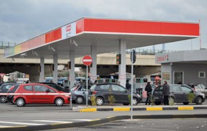 Fanno rifornimento di carburante con bancoposta rubato: denunciato intero nucleo famigliare