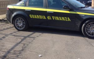 Si finge finanziere e tenta di truffare commerciante: denunciato