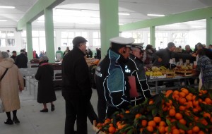 Tanti consensi per la nuova piazza coperta. Intanto gli abusivi protestano a Palazzo Nervegna