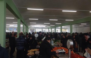 La nuova piazza coperta aperta ai clienti: c’è generale aria di soddisfazione