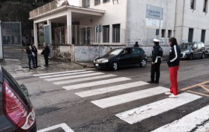 Caos auto davanti alle scuole: raffica di multe anche vicino alla nuova piazza coperta