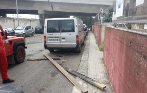 Cadono travi da un palazzo: tragedia sfiorata in Via Tor Pisana