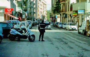 Decine di multe per guida senza cintura e sosta sui passaggi pedonali