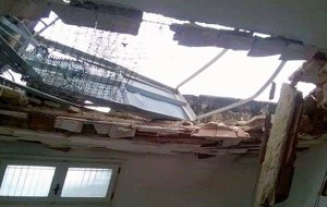 Uno dei riflettori crolla sugli spogliatoi della scuola calcio: tragedia sfiorata allo stadio di Fasano