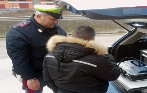 Ubriaco senza patente alla guida di un auto non assicurata