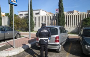 Piovono le multe per l’occupazione indebita degli stalli per disabili: 29 nella sola mattinata di oggi