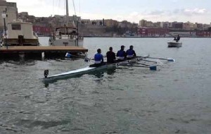 Giuseppe Abbagnale a Brindisi per una regata di canottaggio: tutte le foto