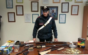 Fucili, munizioni da guerra ed esplosivi a casa e nel negozio: arrestato 52enne