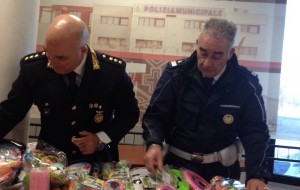 La polizia municipale sequestra giocattoli privi del marchio CE