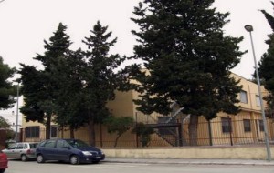 Nuovo atto vandalico alle scuole medie di Tuturano. E Guadalupi attacca il Comune
