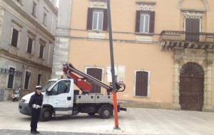Autocarro danneggia palo della luce in V.le Regina Margherita