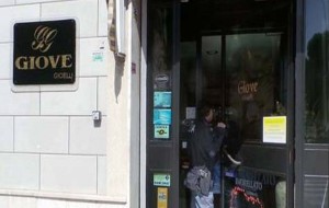 Rapina in pieno giorno ad una gioielleria: catturati due malviventi