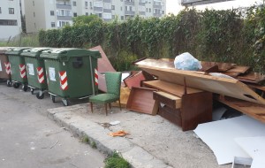 La mamma degli incivili è sempre incinta: ancora scarti di mobilio vicino ai cassonetti