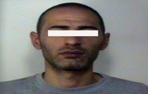 Cerca di evitare l’arresto calandosi dalla conduttura del gas ma finisce nelle braccia di un Carabiniere