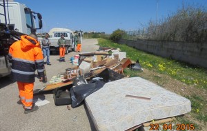 Abbandono rifiuti e deiezioni canine: la PM di Brindisi promette mano dura contro gli incivili