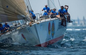 Vela e solidarietà: tre regate, due vittorie e un’ultima sfida per i ragazzi di “Alba Mediterranea Sailing Team – Messaggeri di Legalità”