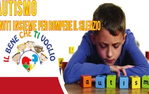 I genitori dei bimbi autistici contro Grillo: “chi nasce con neurodiversità non è psicopatico”!