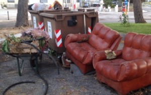 Divano abbandonato nei pressi del cimitero ed altre inciviltà: interviene la Polizia Municipale