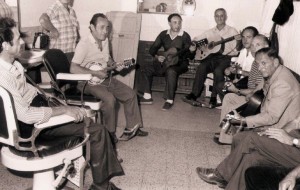 Il Circolo Mandolinistico di S. Vito porta la musica nei saloni dei barbieri