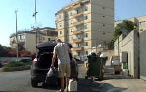 Conferiscono rifiuti fuori orario: multati 28 brindisini
