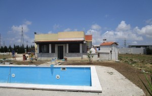 Controlli antiabusivismo: la Polizia Municipale sequestra villa con piscina