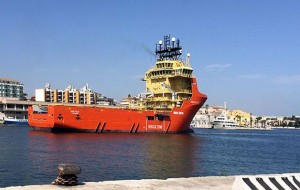 Arrivata a Brindisi la Siem Pilot: tra i 400 migranti a bordo anche un neonato e tre donne in gravidanza