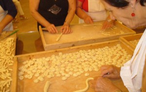 Il Centro Anziani di Bozzano prepara 20 Kg di orecchiette da donare alla Caritas