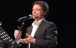 Domenica 16 “Sogno e Son Desto” di Massimo Ranieri al Foro Boario di Ostuni