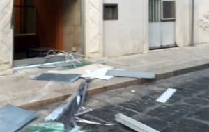 Sradicano bancomat con Porche ma perdono pezzi lungo il tragitto