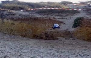 Una bomba sulle dune a due passi dai bagnanti: intervengono gli artificieri