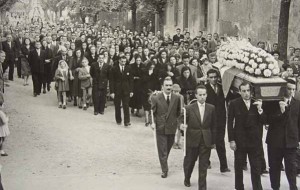 Un carro funebre invisibile coperto di fiori. Di Aldo Indini